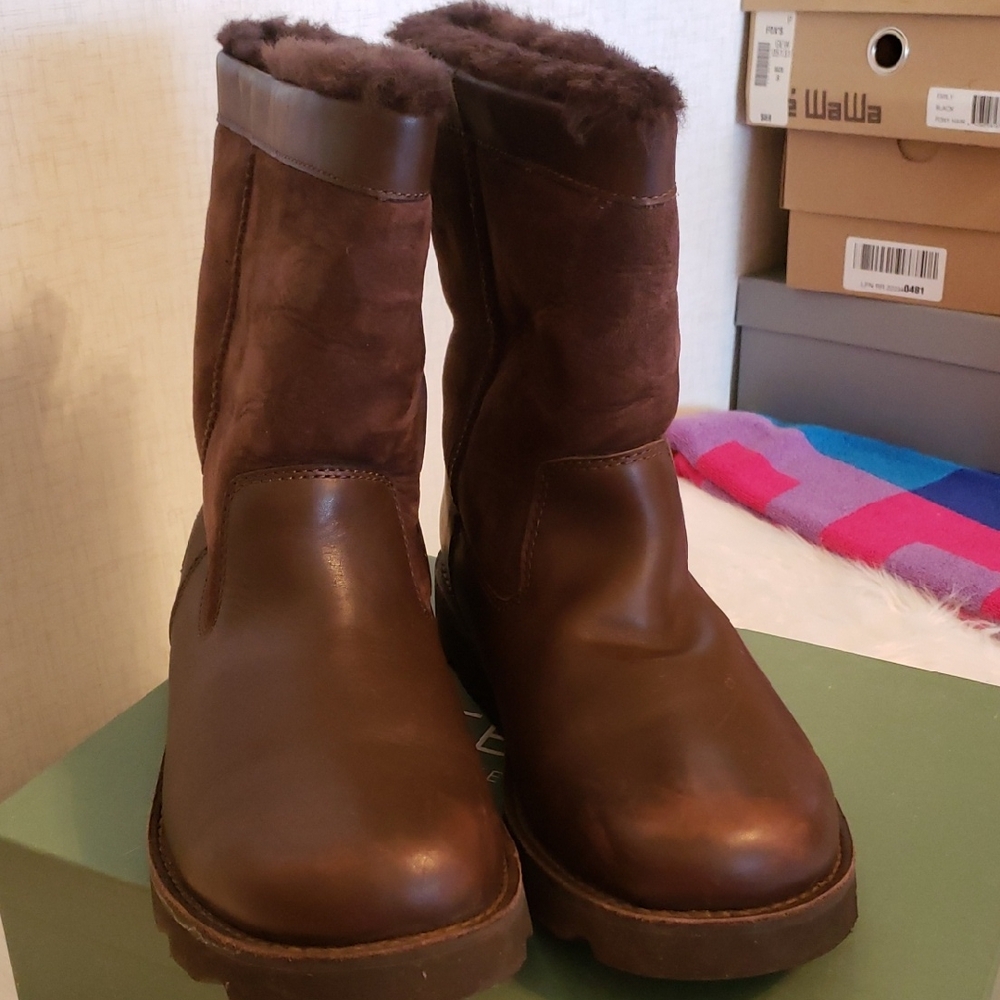 UGG Chocolate Leather Boots with Fur Trim.Warm,comfortable,exelent Condition.